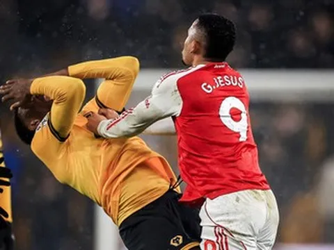 Cầu thủ Arsenal nổi nóng đánh người sau trận hòa Wolves