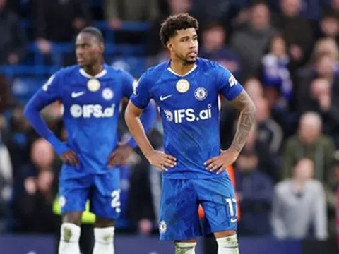 Chelsea đánh rơi chiến thắng, MU cười tươi