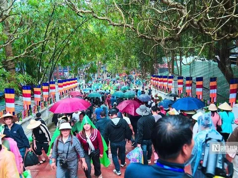 Hàng ngàn du khách đội mưa đổ về chùa Hương ngày khai hội