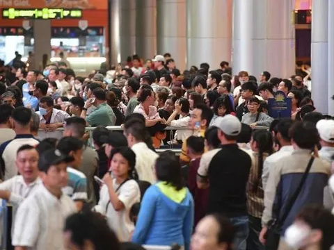 Sân bay Tân Sơn Nhất lập kỷ lục đón 170.000 khách ngày mùng 4 Tết