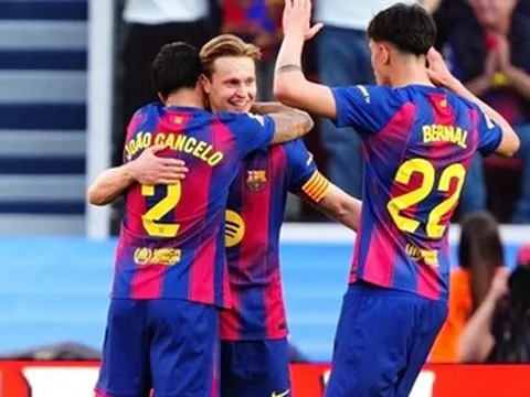 Barca thắng trận '3 sao', qua mặt Real Madrid lên đỉnh bảng