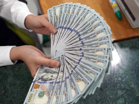 Tỷ giá USD hôm nay 24.2: USD bật tăng mạnh trên thị trường tự do
