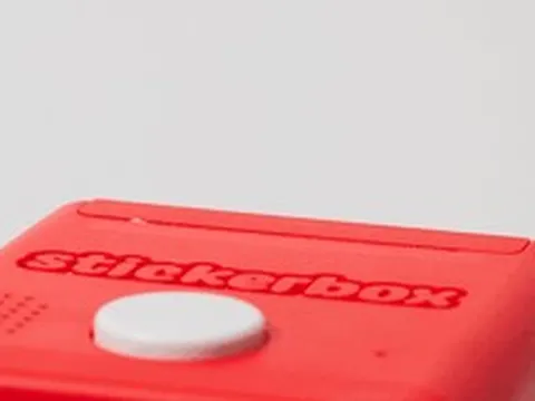 Sau hàng loạt thất vọng về AI, một chiếc hộp in sticker 9,5 cm lại ra đời và khiến giới công nghệ bất ngờ