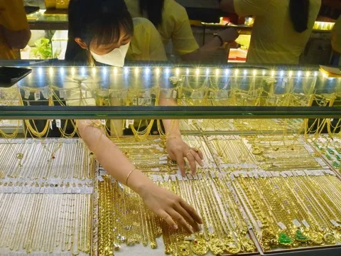 Giá vàng hôm nay 26.2: SJC bật tăng lên mốc 185,3 triệu đồng/lượng