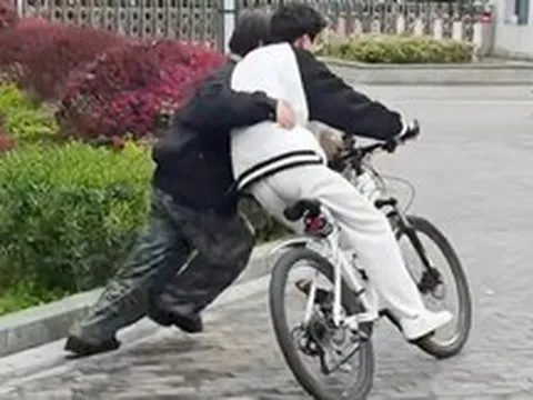 Thạc sĩ Trung Quốc kiếm tiền tỷ nhờ nghề dạy đạp xe cho người lớn!