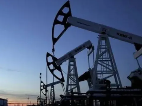 Giá dầu Brent áp sát 80 USD/thùng giữa lo ngại gián đoạn nguồn cung