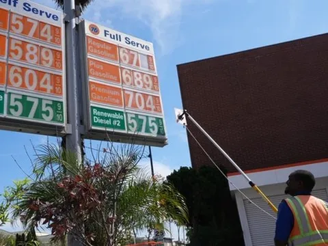 Giá xăng, dầu thế giới đồng loạt tăng vọt