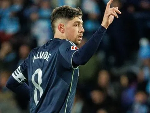 Real Madrid thoát hiểm phút bù giờ, tiếp tục bám đuổi Barcelona