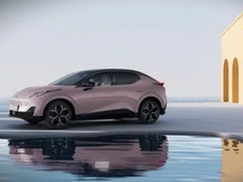 Một chiếc xe điện tại Trung Quốc vừa gặp tai nạn theo cách rất khó tưởng tượng