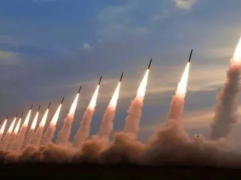 Iran phóng 10 tên lửa mang đầu đạn nặng hơn 1 tấn về phía Israel