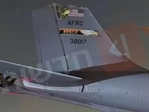 Cận cảnh máy bay Mỹ rách đuôi sau vụ va chạm ở Trung Đông