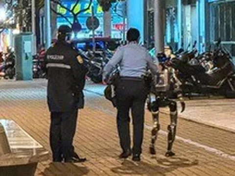 Robot bị cảnh sát “áp giải” giữa phố sau khi khiến cụ bà hoảng sợ