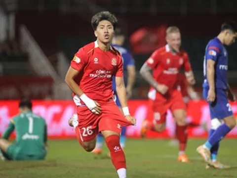 Cầu thủ Việt kiều Khoa Ngô che mờ Tiến Linh, CA TPHCM bỏ túi 3 điểm