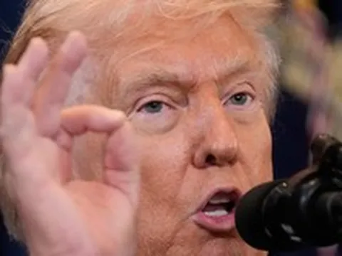 Tổng thống Donald Trump cảnh báo "sốc" NATO