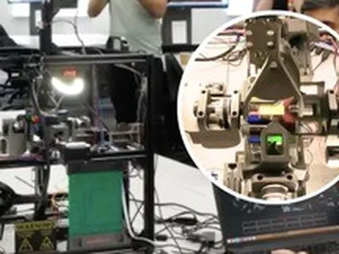 Hai anh em người Anh chế tạo robot giải khối rubik 4x4 lập kỷ lục thế giới mới sau hơn mười năm chờ đợi