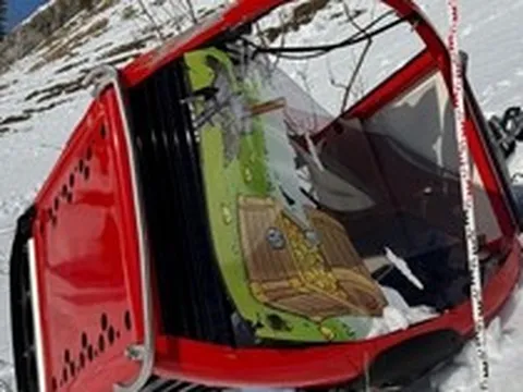 Cabin cáp treo văng khỏi dây và rơi xuống sườn núi, hành khách bên trong tử vong