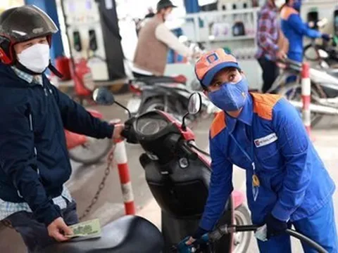 Giá dầu thế giới vượt 110 USD: Kịch bản nào cho giá xăng trong nước?