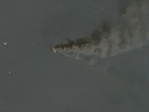 Tàu chở hàng bốc cháy ở eo biển Hormuz, khói đen trùm khu vực lớn