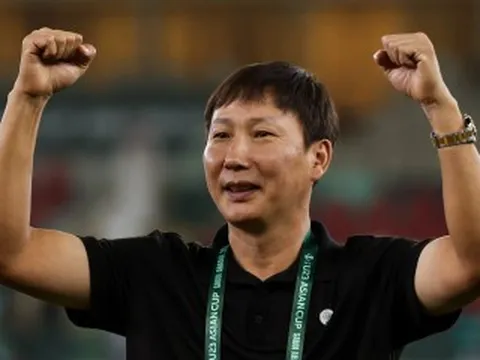 FIFA ví HLV Kim Sang Sik như 'phù thủy' trước trận tái đấu Malaysia