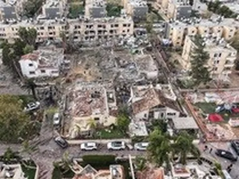 Hiện trường tan hoang sau loạt tên lửa Iran dội xuống gần cơ sở hạt nhân Israel