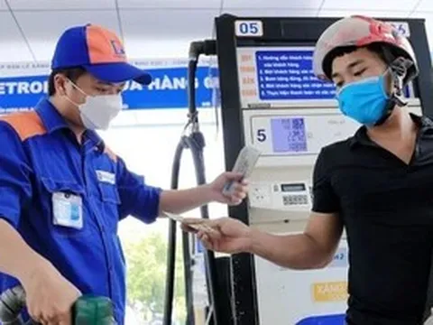 Thị trường xăng dầu liên tiếp nhận tin vui: Giảm thuế, giá RON 95 về ngưỡng 24.000 đồng