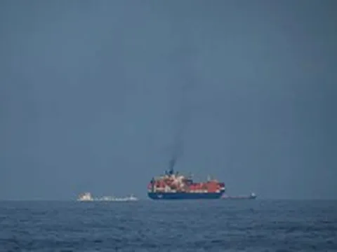 Đang vượt Eo biển Hormuz, 2 tàu chở hàng của một 'quốc gia thân thiện' với Iran bất ngờ quay đầu không thể di chuyển tiếp