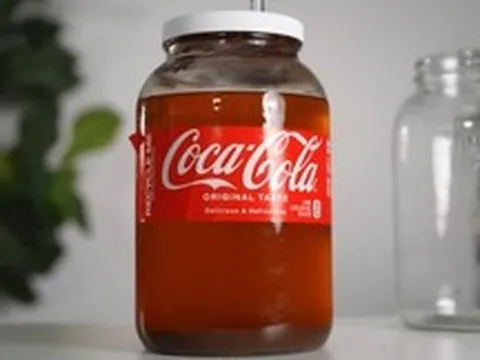 Youtuber biến Coca Cola thành rượu bằng mật ong, nói vị giống caramen và chút táo, quế