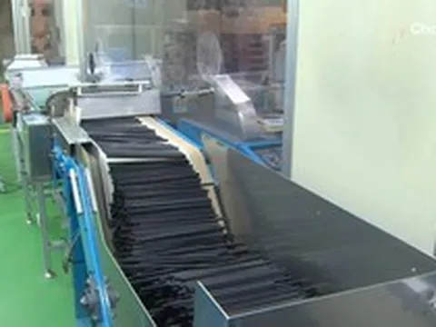 Hàng loạt sản phẩm thiết yếu rơi vào tình trạng báo động vì xung đột Trung Đông: Từ quần áo đến ống hút đều đình trệ sản xuất vì thiếu dầu mỏ