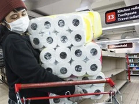 Xung đột Trung Đông kéo dài, người dân Nhật Bản đổ xô tích trữ giấy vệ sinh