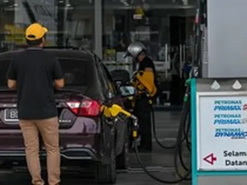 1 quốc gia phát 750.000 đồng cho các gia đình hàng tuần để mua xăng