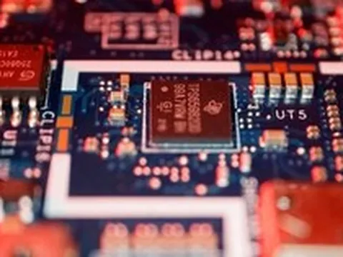 Không dùng dầu mỏ, tại sao toàn ngành bán dẫn toàn cầu lại đang khốn đốn vì eo biển Hormuz đóng cửa