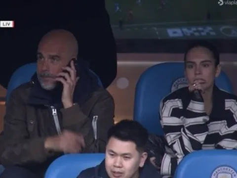 Pep 'khổ sở' trên khán đài, gọi điện chỉ đạo Man City 4-0 Liverpool