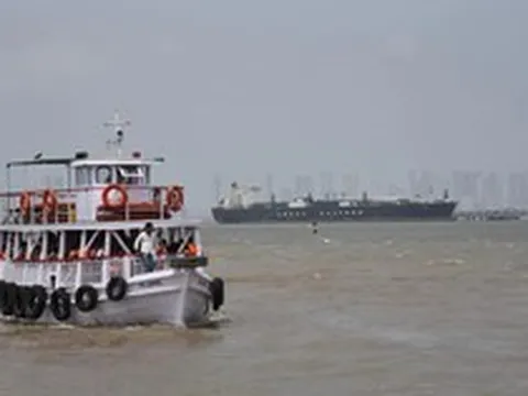 Hơn 800 tàu mắc kẹt chờ mở đường thoát qua eo biển Hormuz