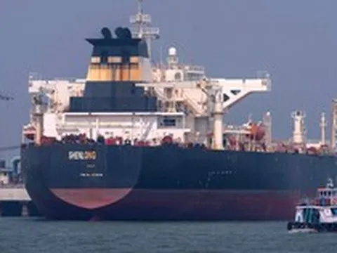 2 tàu chở hơn 100.000 tấn hàng đầu tiên được đi qua eo biển Hormuz ngay sau lệnh ngừng bắn