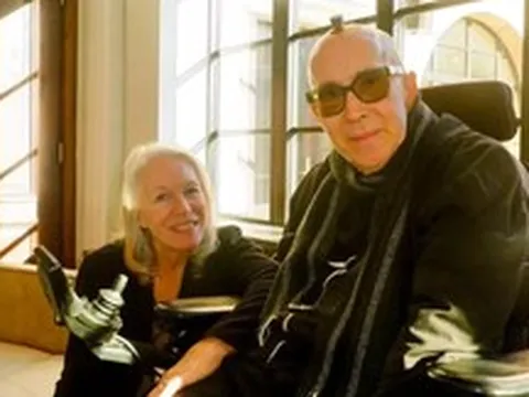 Nhạc sĩ 69 tuổi liệt toàn thân cấy 6 vi chip vào não để có thể sáng tác, và đây là tác phẩm của ông