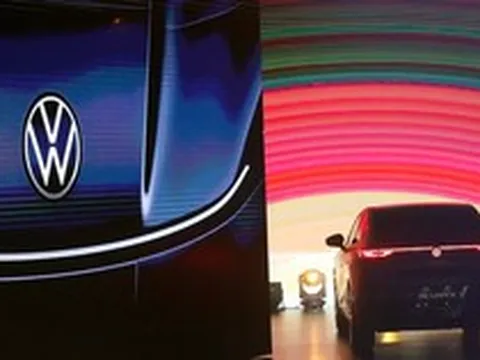 Xe xăng bất ngờ lên ngôi: Tập đoàn ô tô sở hữu hơn 100 nhà máy toàn cầu tuyên bố dừng làm xe điện, chuyển cả nhà máy sang động cơ truyền thống