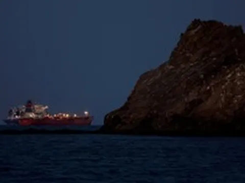 Eo biển Hormuz lại tê liệt, lưu lượng tàu giảm kỷ lục 95%, Iran ra cảnh báo