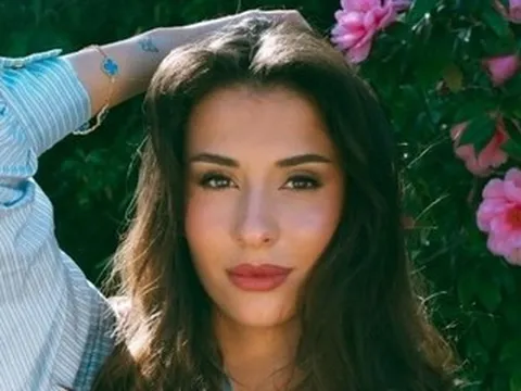 Bạn gái Haaland ngày càng thăng hạng nhan sắc