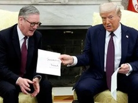 Anh - Mỹ tính toán phương án quân sự tại eo biển Hormuz