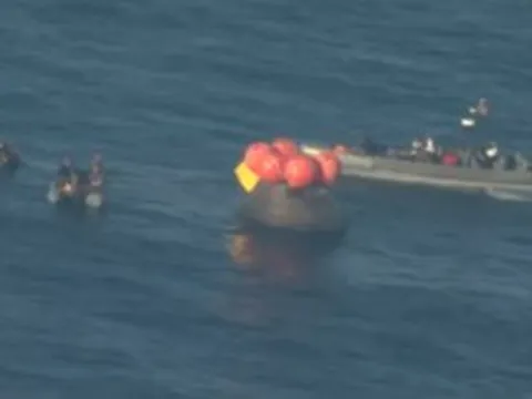 Cận cảnh chiến dịch cứu hộ Artemis II sau khi tiếp nước