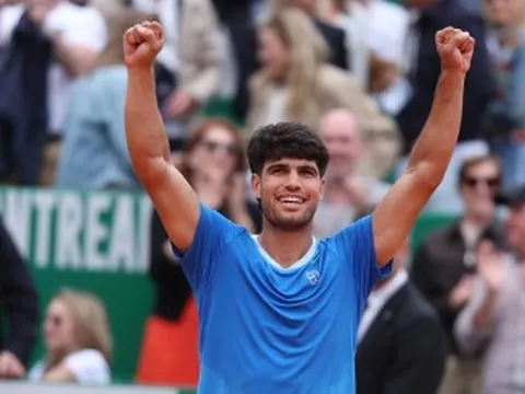 Carlos Alcaraz dạo chơi lấy vé bán kết Monte Carlo