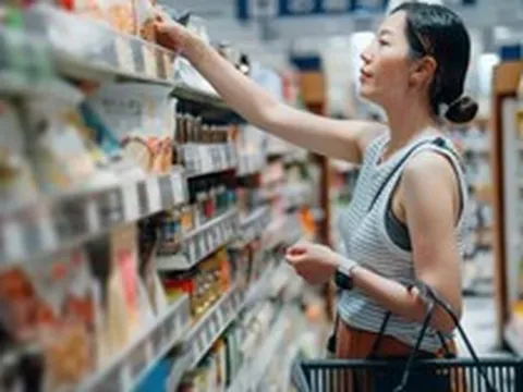 Lạm phát đeo bám, người dân ở quốc gia giàu nhất thế giới không dám tập gym, làm nail, phải sống nhờ cậy thẻ tín dụng