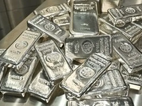 Thiếu hụt nguồn cung trầm trọng, vì sao giá bạc vẫn lao dốc?