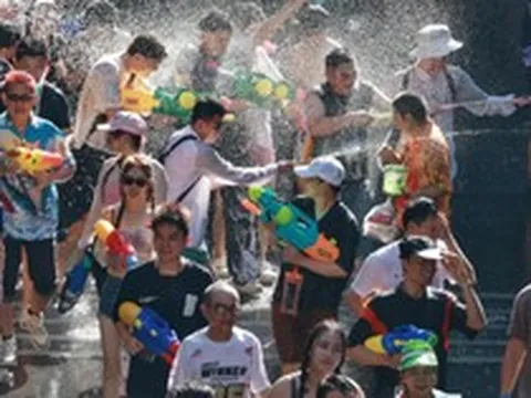 Chùm ảnh khiến chúng ta muốn bay sang Thái Lan ngay bây giờ: Láng giềng Việt Nam tưng bừng đón năm mới với “thủy chiến” trên phố