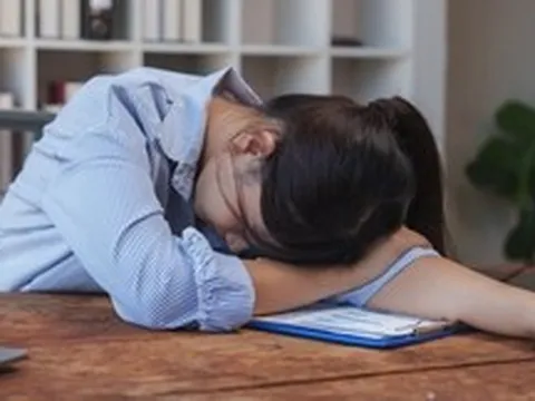 Nhân viên văn phòng Trung Quốc ngủ trưa 5 tiếng, ăn vụng sô cô la và khiến sếp suýt ngất xỉu vì chứng hạ đường huyết