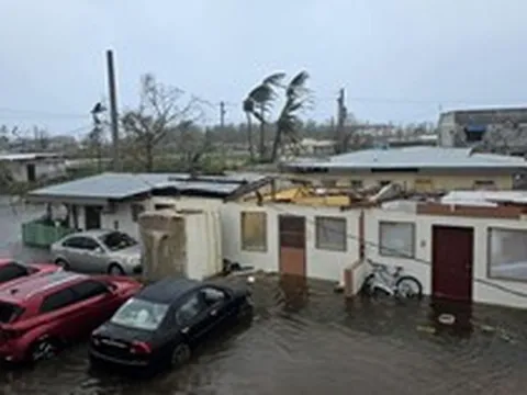 Siêu bão mạnh nhất hành tinh Sinlaku gây thiệt hại diện rộng: Lật úp ô tô, bật gốc cây cối và thổi bay nhiều mái nhà