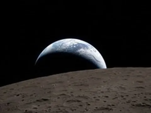 Phi hành gia Artemis II chụp ảnh Mặt Trăng đẹp "ngoài mong đợi": Bí mật đến từ 20 giờ huấn luyện và chiếc máy ảnh 10 năm tuổi