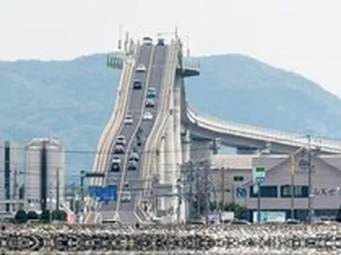 Cây cầu ‘điên rồ’ nhất Nhật Bản gây tranh luận xôn xao trên mạng xã hội