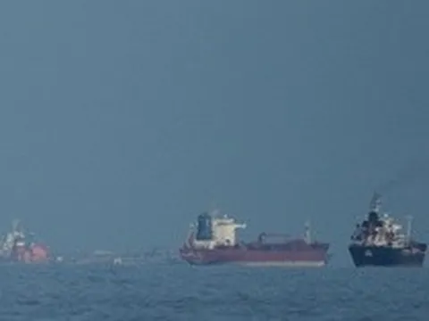 Iran nổ súng vào tàu chở dầu sau khi tái kiểm soát eo biển Hormuz