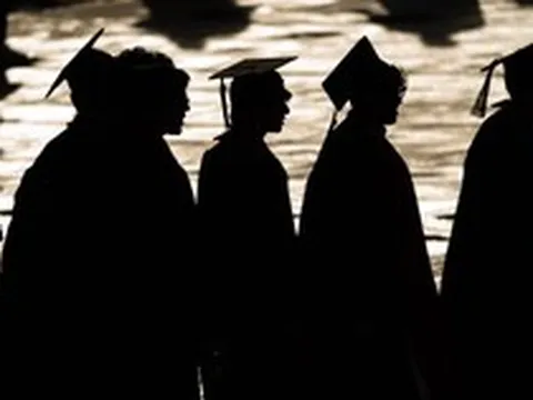 Cầm bằng đại học 4 năm, nợ 1 tỷ đồng rồi thất nghiệp vì AI: Thế hệ Gen Z và cuộc chiến giành giật việc làm từ tay Robot